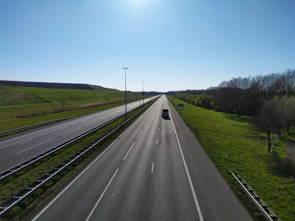 auto snelweg A1 Apeldoorn coronacrisis